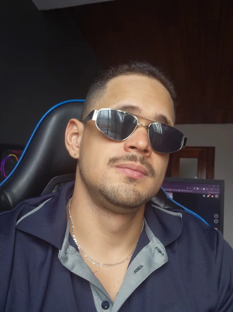 Leandro Yidro trabajando en su escritorio — atención directa, sin intermediarios